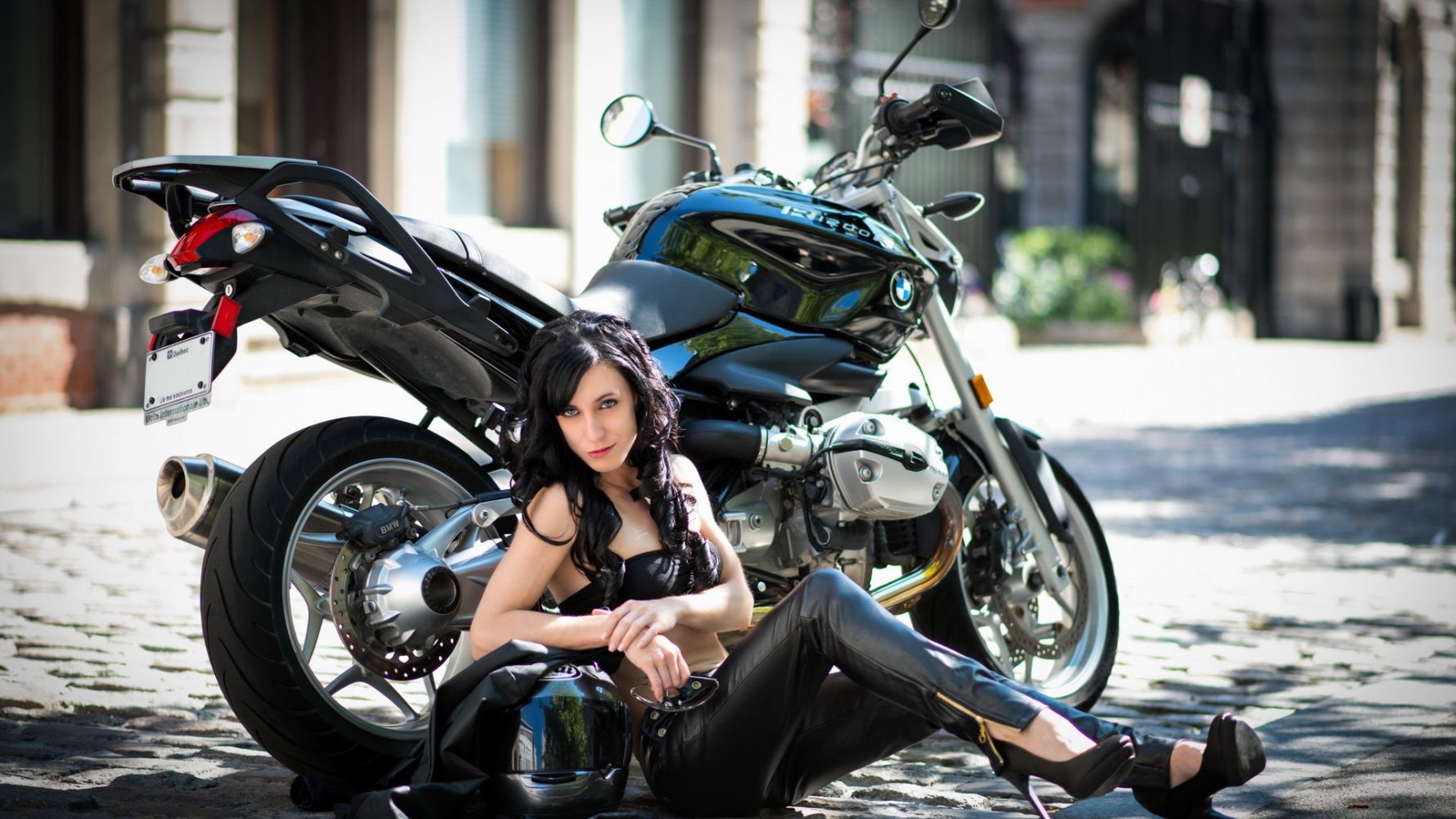 Fresh photos, fresh mood — European women on bikes online in Cape Town